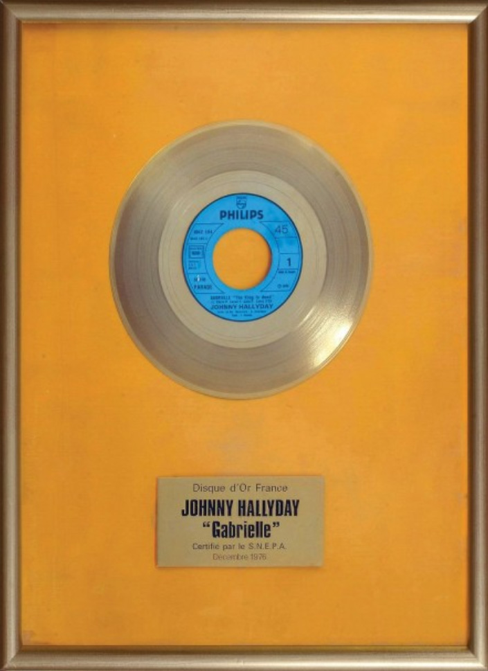 6 250 € Johnny Hallyday, disque d’or pour le 45 tours «Gabrielle», récompense officielle de la SNEPA en 1976 pour 500 000 exemplaires vendus, offert p