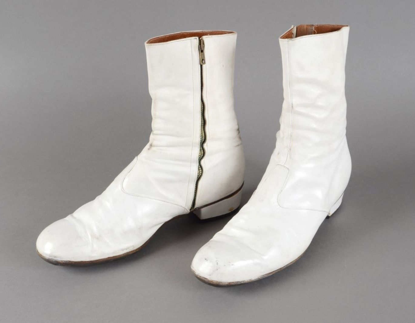 3 125 € Johnny Hallyday, bottines de scène blanches en cuir, utilisées lors de la tournée 1976, provenance : succession Lulu. Drouot, 19 mars 2016. Co