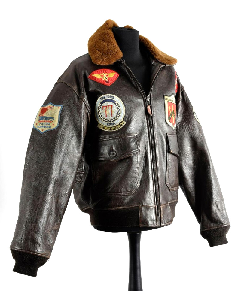 1 264 € Avirex, fournisseur de l’US Air Force, blouson en cuir marron, tenue de moto de Johnny Hallyday, 1985, provenance : attaché de presse du chant