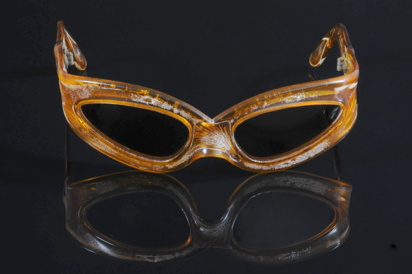 1 197 € Pierre Marly, paire de lunettes de soleil de forme allongée en acétate translucide teinté orange portées sur scène par Johnny, altérations due