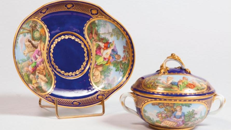 Manufacture royale de Sèvres, écuelle ronde couverte et son plateau ovale en porcelaine... Porcelaine tendre de Sèvres et meubles de collection
