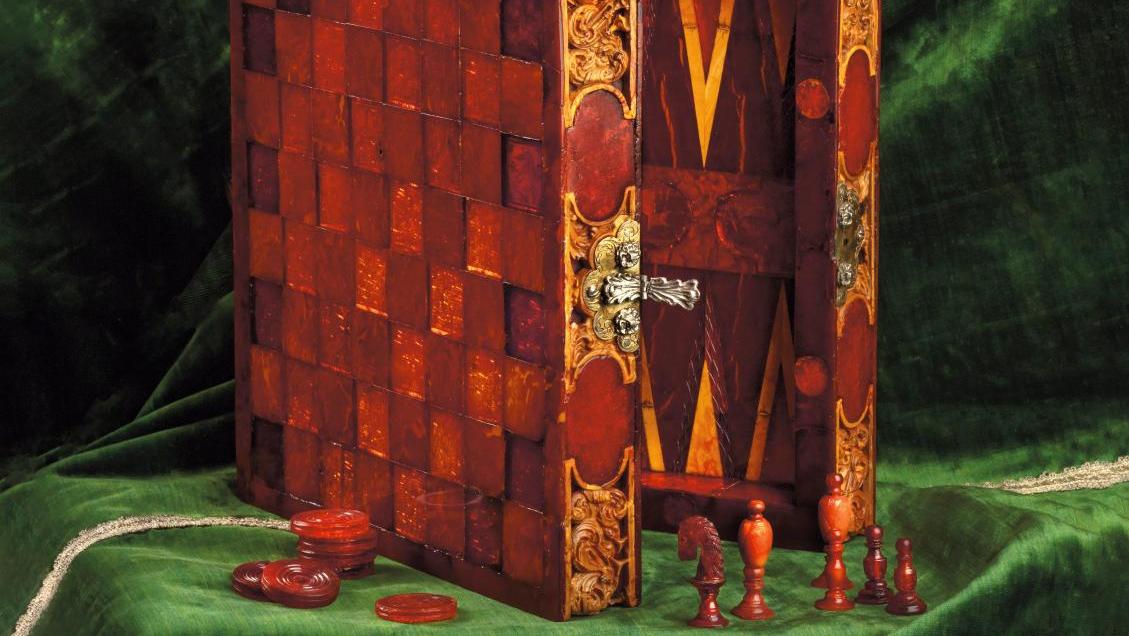 Michel Redlin, boîte à jeux complète avec ses pions, deux dés et son jeu d’échecs,... L’ambre enflamme la galerie Kugel