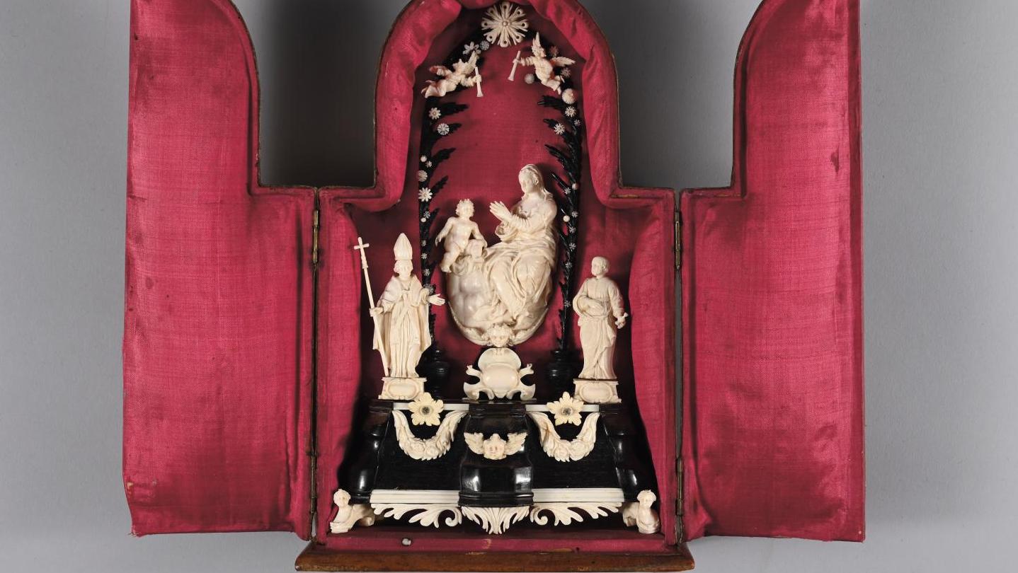 Oratoire de voyage en ivoire et ébène sculpté d’une Vierge à l’Enfant, dans un coffret... Un oratoire XVIIIe en ivoire de Dieppe