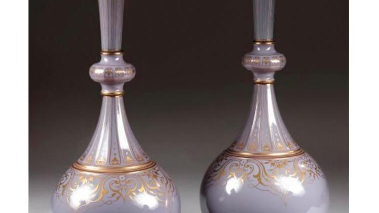 Sèvres, 1874. Paire de vases balustre à col bulbeux en porcelaine émaillée violine,... Collection de Beurville menée par la porcelaine