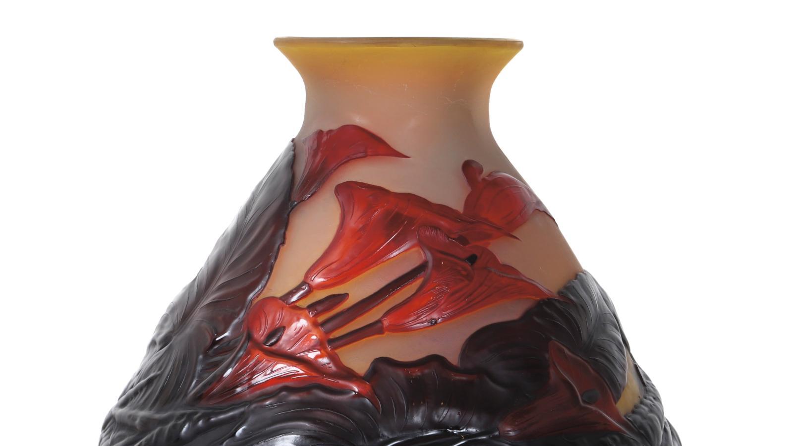 Établissements Gallé, vase aux arums, 1925, verre soufflé-moulé de forme toupie conique... Un vase Gallé aux accents floraux