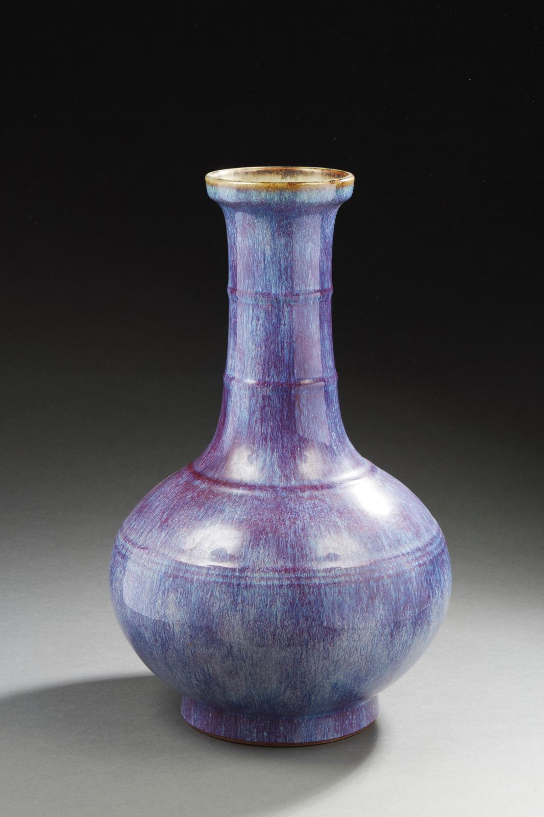 Envolée pour un vase Qianlong bleu lavande 