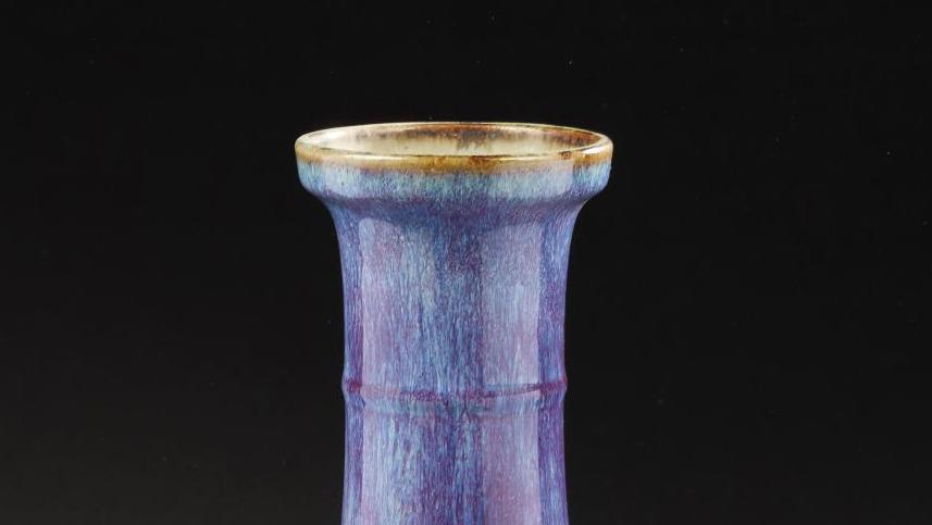 Chine, XVIIIe siècle. Vase bouteille en porcelaine émaillée flammé lavande infusé... Envolée pour un vase Qianlong bleu lavande 
