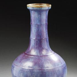 Envolée pour un vase Qianlong bleu lavande 