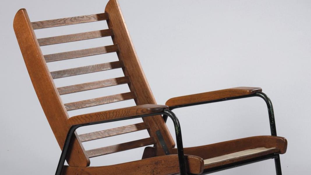 Jean Prouvé (1901-1984), fauteuil modèle Visiteur à lattes version piétement sur... Un visiteur de Prouvé bien reçu