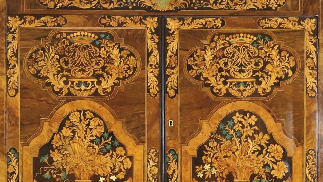 Thomas Hache (1664-1747), armoire aux armes de Bausset Roquefort et de Savournin,... Un rare meuble armorié de Thomas Hache