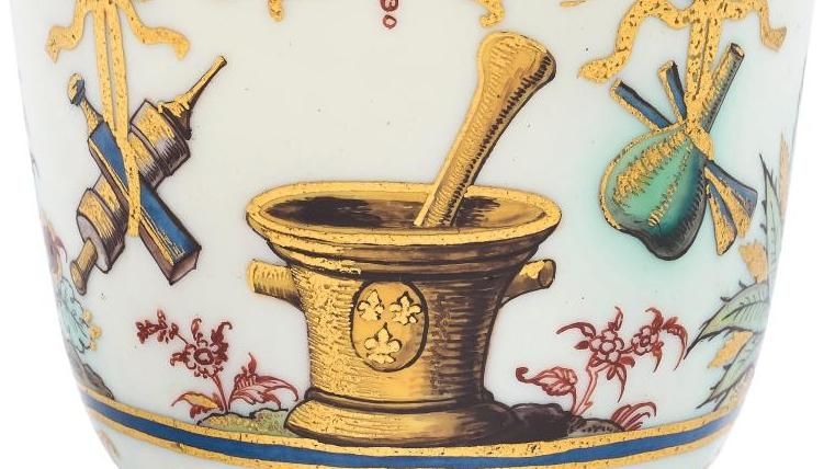 Manufacture royale de Saint-Cloud, vers 1700-1710. Gobelet de pharmacie en porcelaine... Un gobelet d'exception en pâte tendre 