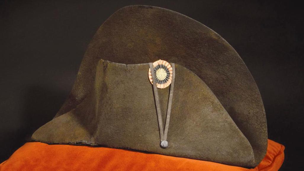 Chapeau de Napoléon Ier, vers 1810, forme «à la française» en feutre taupé, dit «en... Un chapeau de Napoléon Ier pour Jean Louis Noisiez 