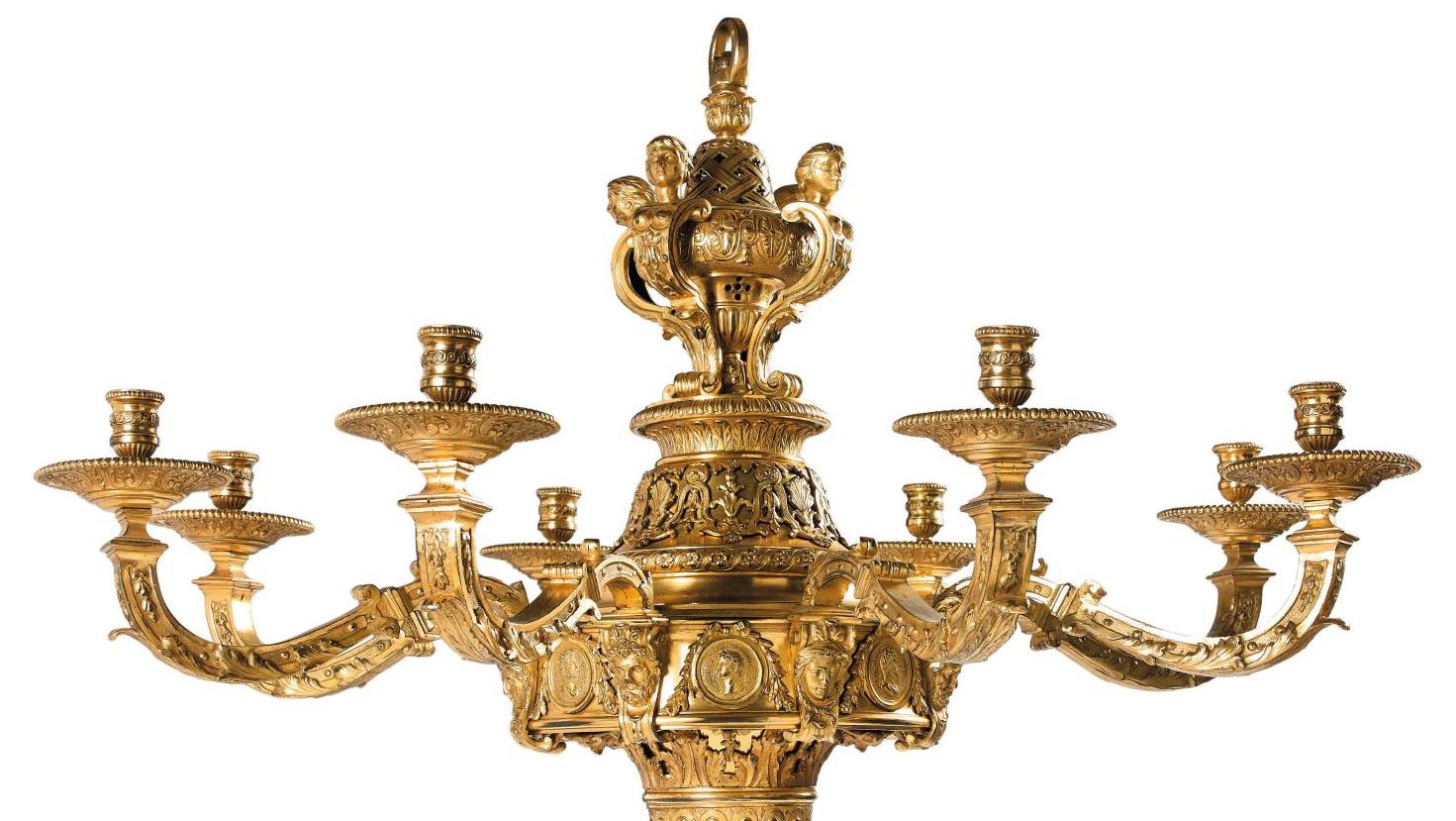 Lustre en bronze ciselé et doré à décor de têtes d’empereurs romains, jeunes hommes... Un lustre du XVIIIe ou le bronze en majesté