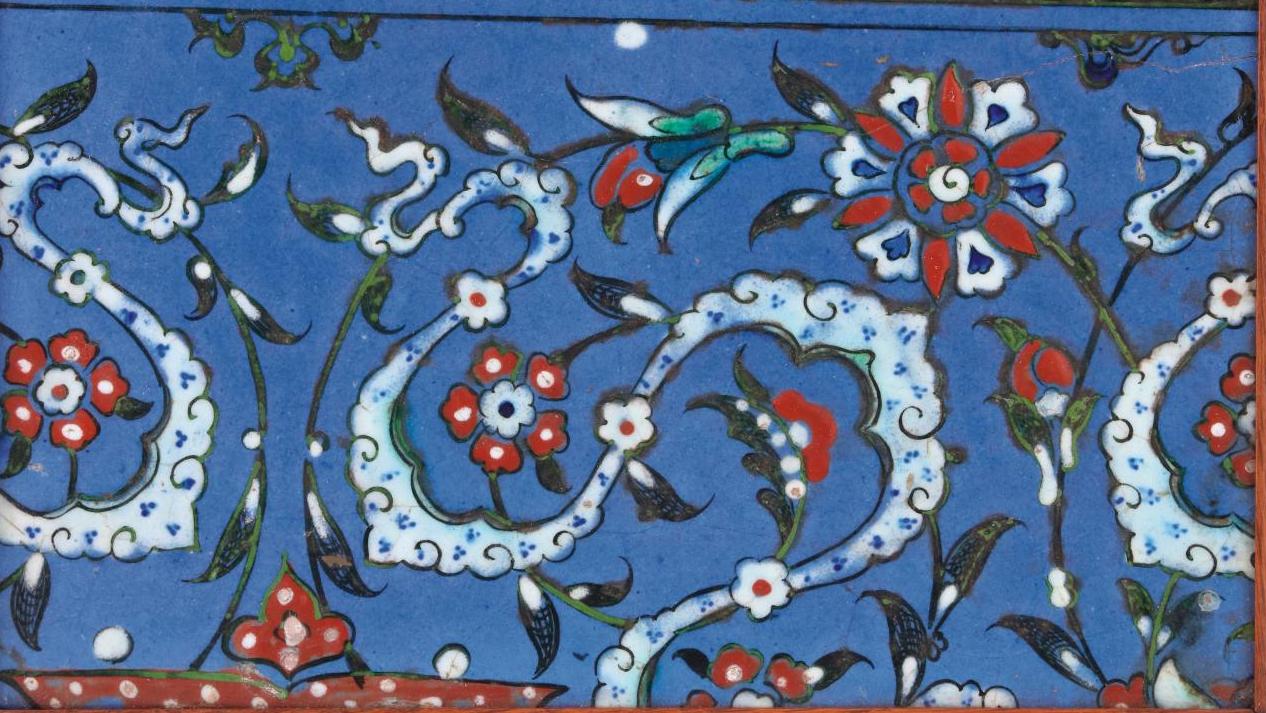 Turquie, Iznik vers 1560-1565. Carreau à décor sur fond bleu lavande, avec inscription... Triomphe surprise d’un carreau d’Iznik à fond lavande