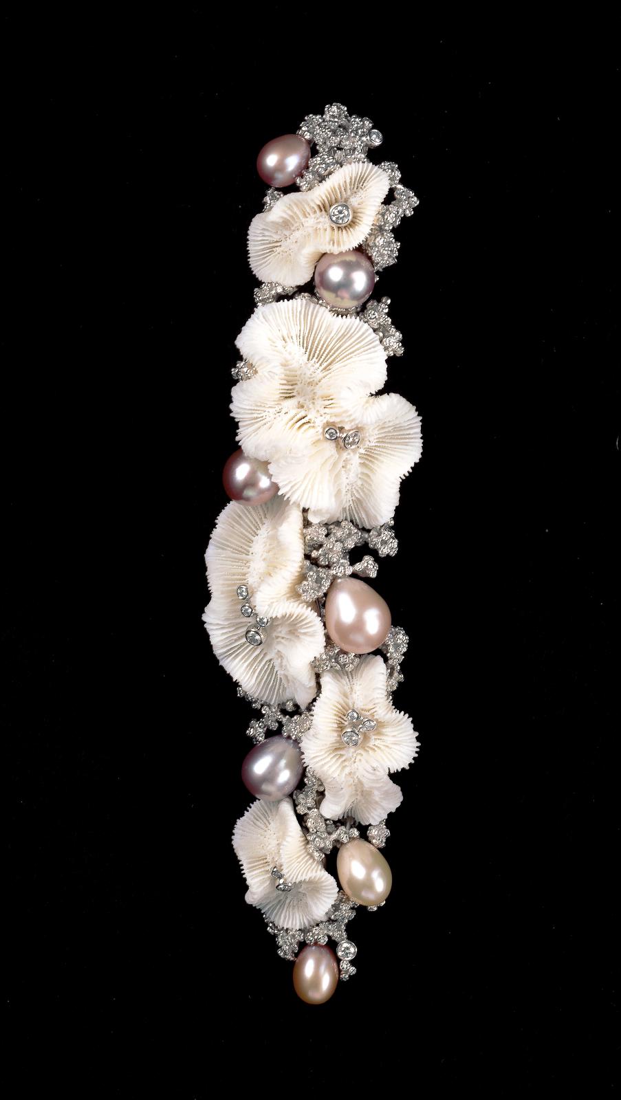 Broche en or gris, coraux blancs, perles de Chine et diamants.