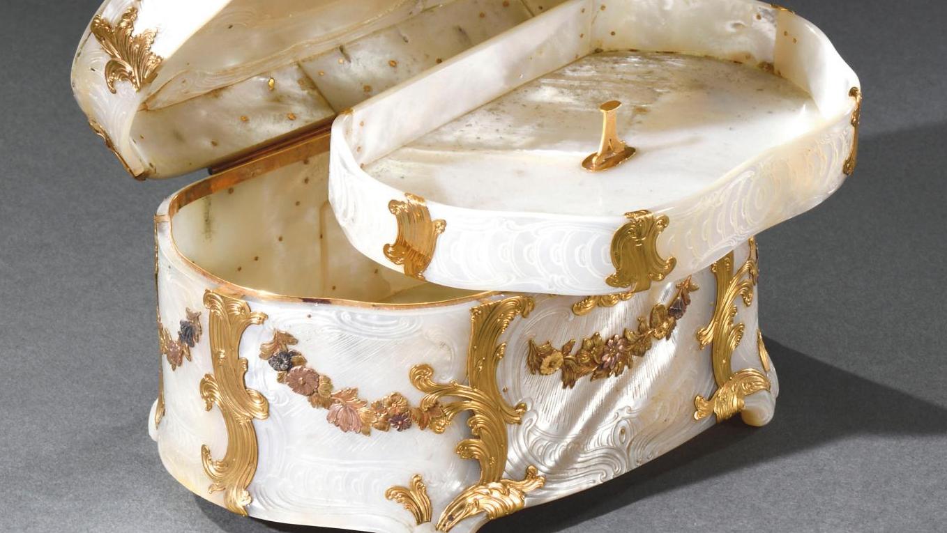 Probablement Allemagne, vers 1770. Coffret couvert en nacre gravée, décor en ors... Un coffret de nacre et d'or vers 1770