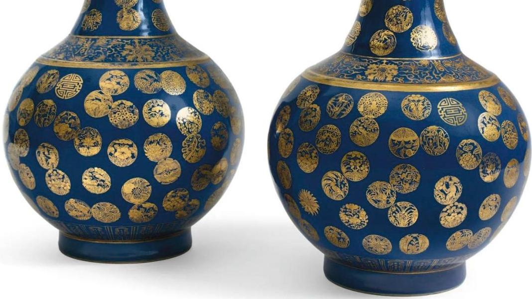 Chine, époque Guangxu (1875-1908). Paire de vases de forme « shangping », en porcelaine... Porcelaines Guangxu émaillées d'or