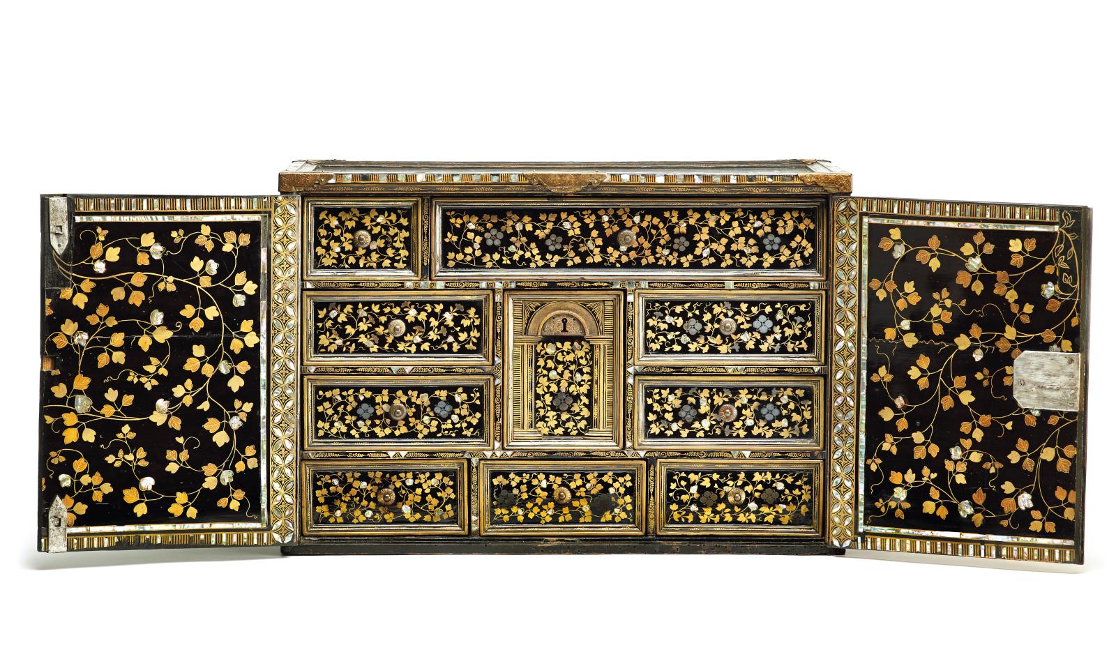 Japon, époque d'Edo, vers 1600-1630. Cabinet namban, bois laqué noir (urushi),décor en aplat de poudre d’or et d’argent (hiramaki-e), incr