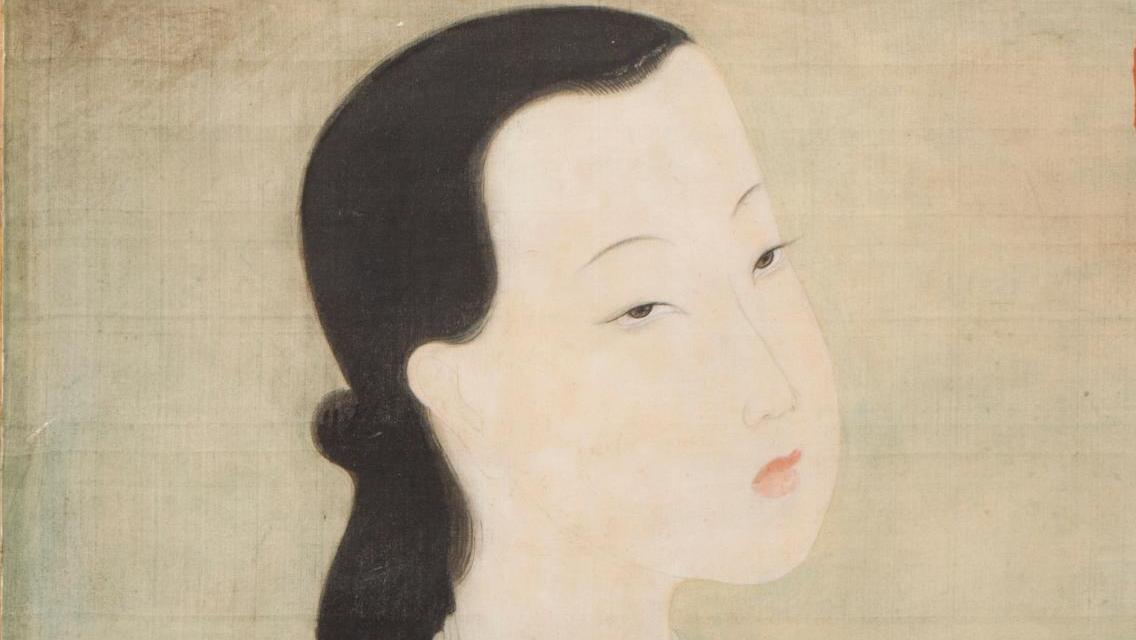 Mai-Thu (1906-1980), Jeune fille en rouge, encre et gouache sur soie, signature et... Une jeune fille en rouge de Mai-Thu