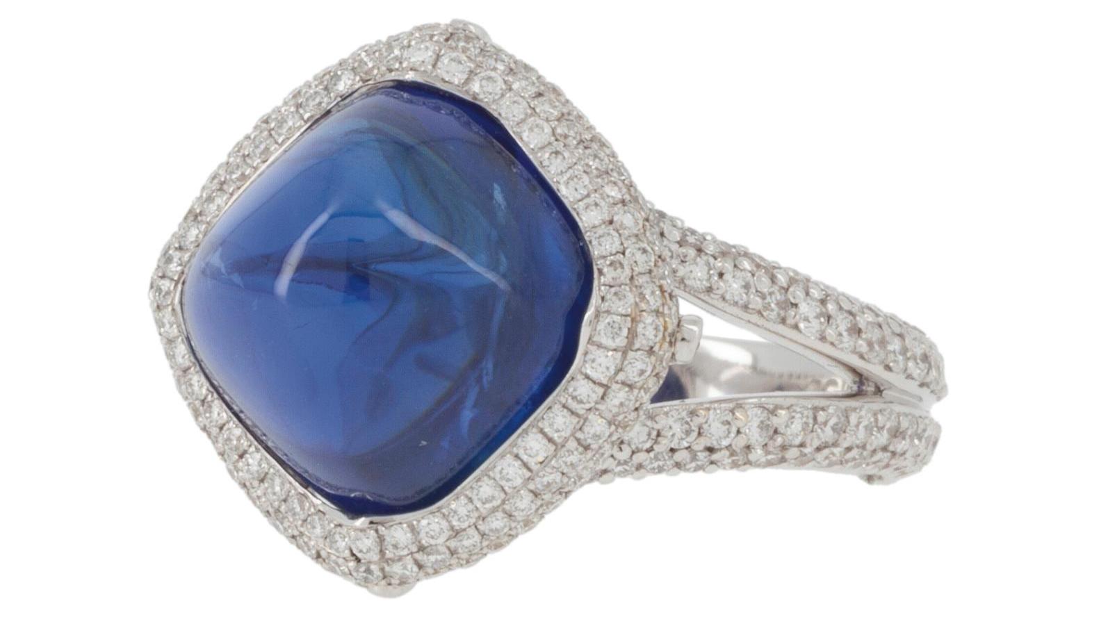 Bague sertie d’un pavage de diamants (env. 1,40 ct) entourant un saphir bleu royal,... Le saphir birman, ce rêve bleu