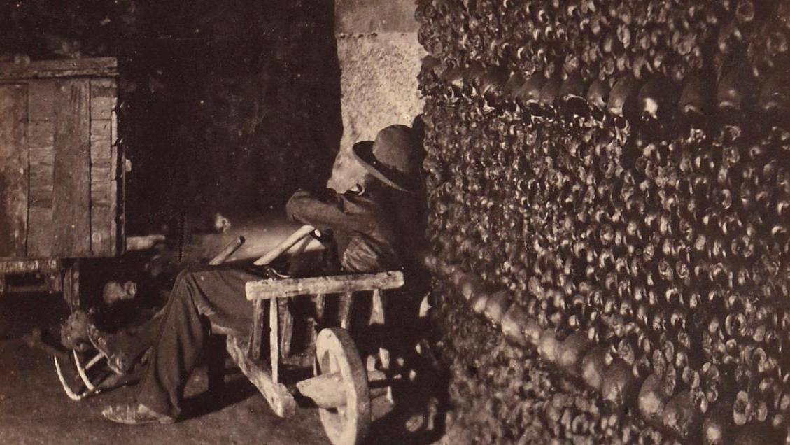 Gaspard-Félix Tournachon, dit Nadar (1820-1910),  La Sieste du mannequin (reproduit)... Les catacombes de Paris entre ombre et lumière