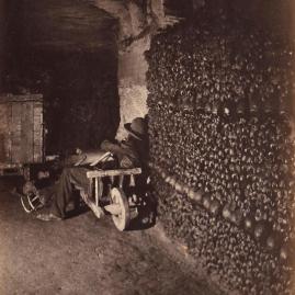 Les catacombes de Paris entre ombre et lumière