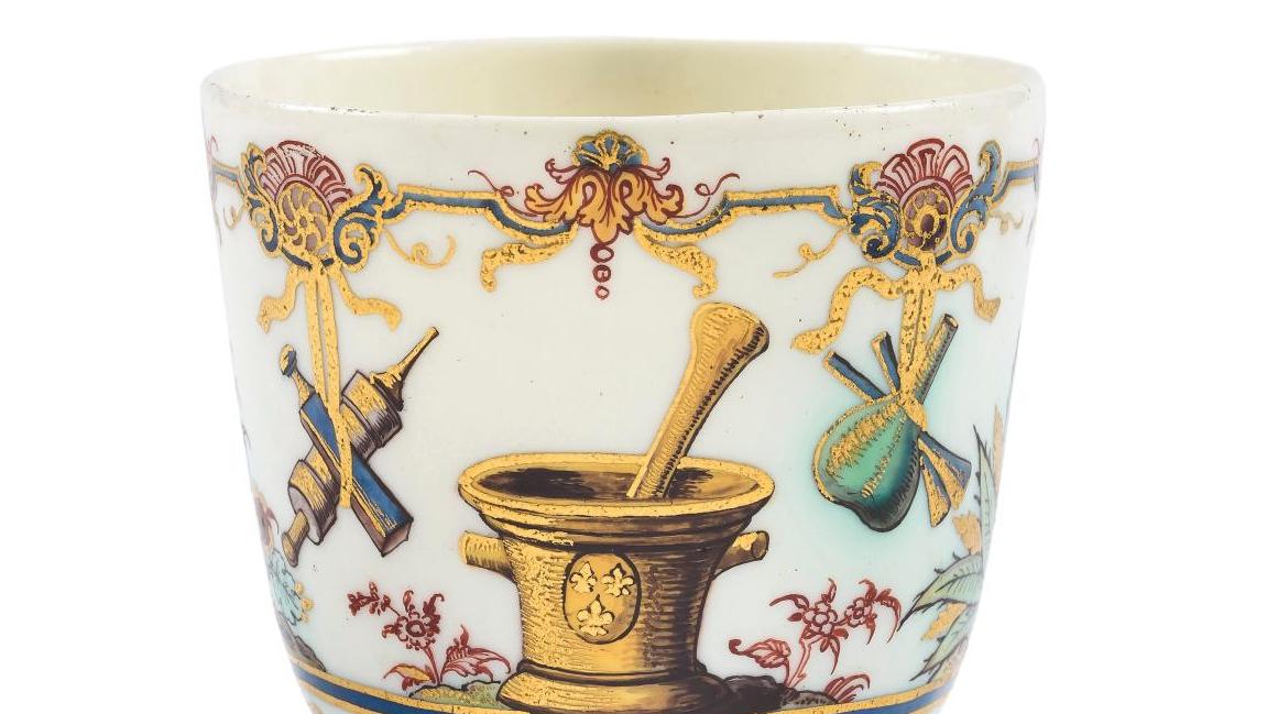 Manufacture royale de Saint-Cloud, vers 1700-1710. Gobelet de pharmacie en porcelaine... Fois deux pour une porcelaine de Saint-Cloud 