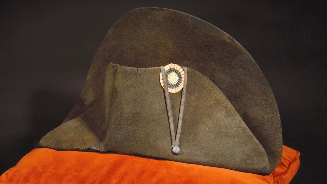 Chapeau de Napoléon Ier, vers 1810, forme à la française en feutre taupé dit «castor... Chapeau bas pour Napoléon Ier et la collection Noisiez !