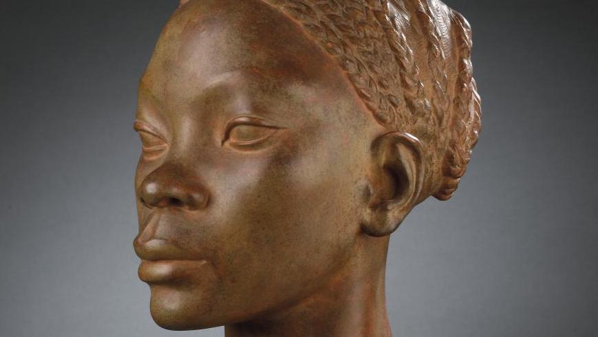 Jeanne Tercafs (1898-1944), Tête d’Africaine, terre cuite patinée, h. 33 cm (socle... Jeanne Tercafs, l’Afrique au cœur