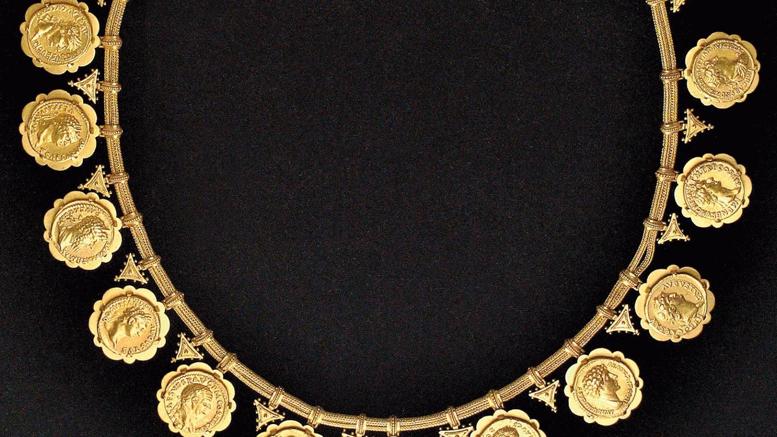 France, XIXe siècle, collier en or composé de deux cordons tressés orné d’une alternance... Emperors' gold on 19th century jewelry