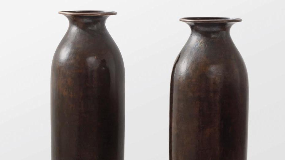 Jean Dunand (1877-1942), paire de vases monumentaux, vers 1913, maillechort patiné,... Des vases monumentaux de Jean Dunand