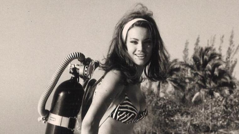 Tirage argentique (25,7 x 20,5 cm) figurant Claudine Auger sur le tournage d’Opération... Les souvenirs de Claudine Auger, James Bond girl française