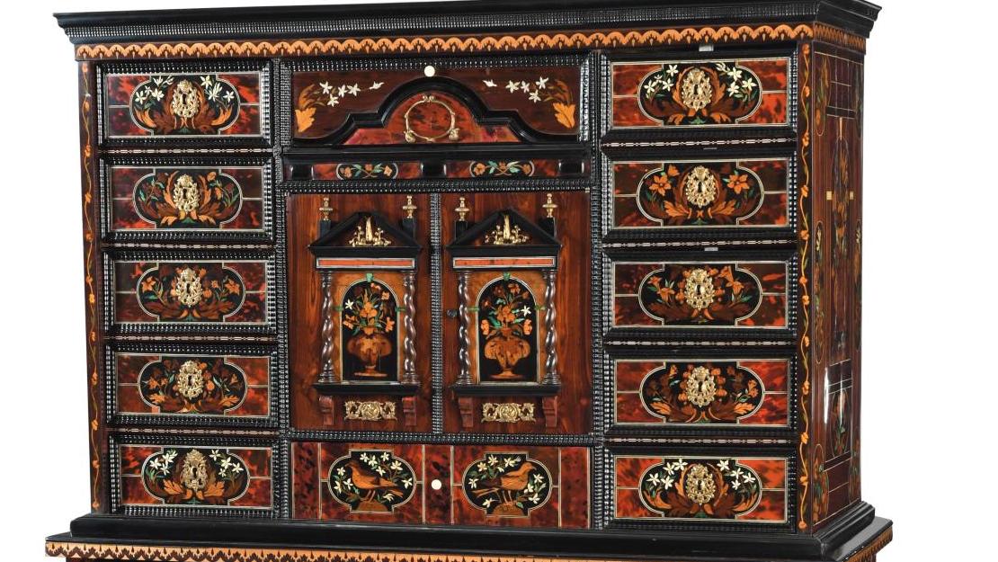 Époque Louis XIV, vers 1670. Cabinet sur son piétement marqueté de bois teintés,... Cabinet Louis XIV à la française