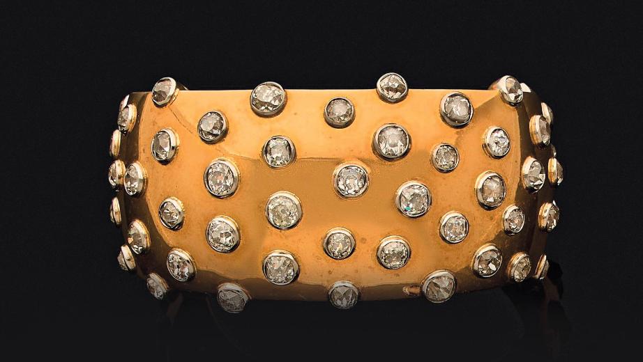 Suzanne Belperron (1900-1983), large bracelet ouvrant en or jaune et platine orné... Belperron couronnée de diamants