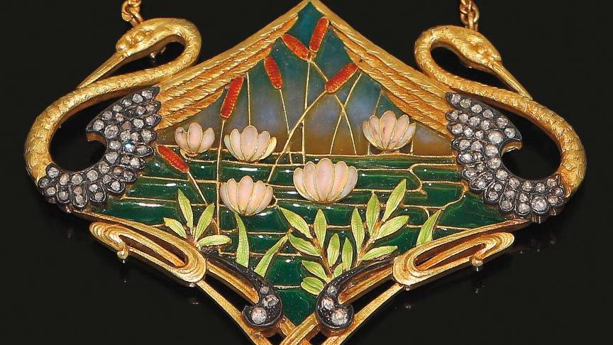 Art nouveau, vers 1900. Pendentif en or de deux tons, à décor central en émail et... L’art nouveau en pendentif 