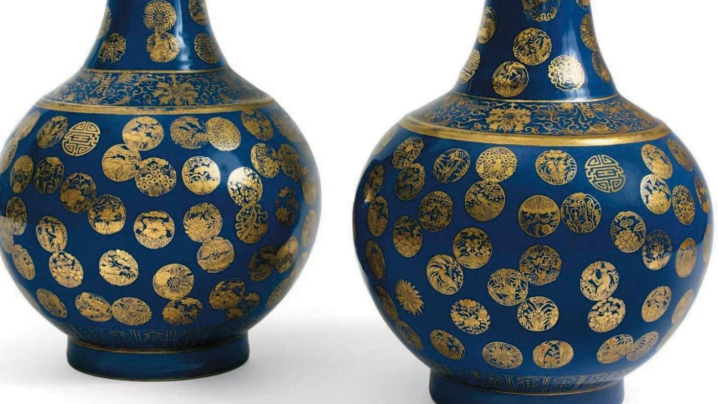 Chine, époque Guangxu (1875-1908). Paire de vases de forme « shangping », en porcelaine... En bleu et or, des vases « shangping » 