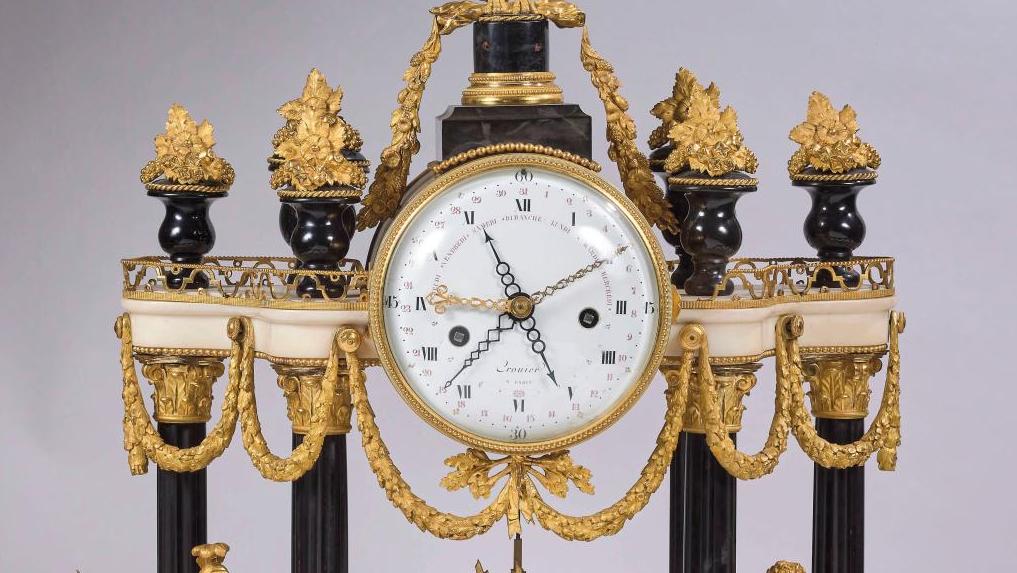 Époque Louis XVI, pendule portique en bronze doré, marbre blanc et noir, à décor... Une pendule à la mode du XVIIIe siècle