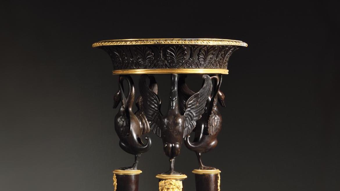 Époque Empire. Athénienne en bronze patiné et doré, le bassin à décor de palmettes... Napoléon Ier sous le sceau de l’Antiquité
