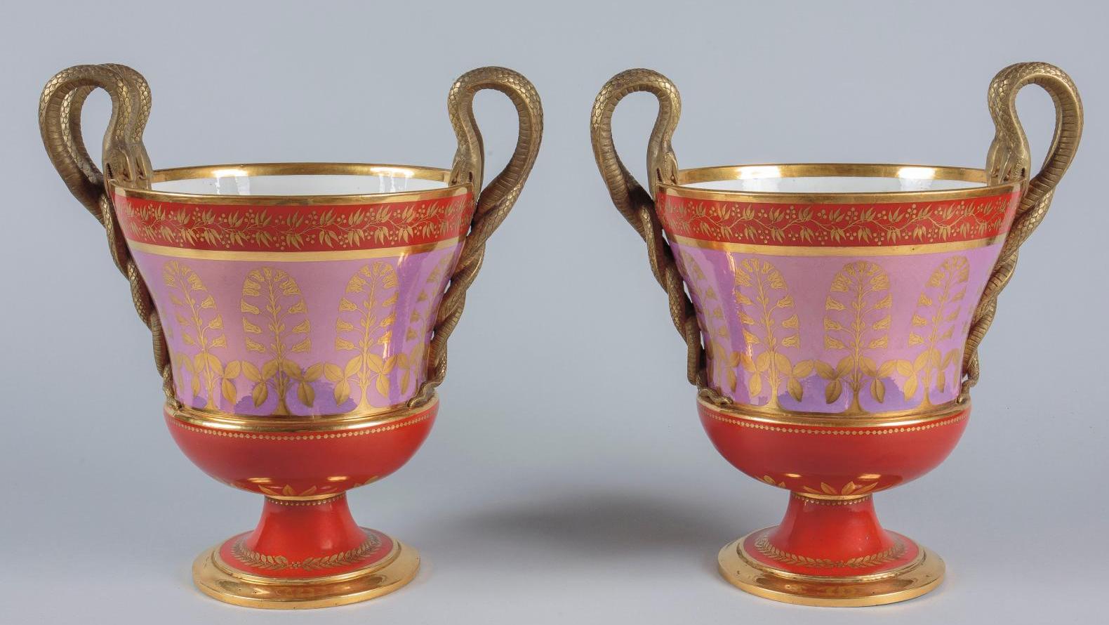Manufacture de Sèvres, époque Empire. Paire de vases en porcelaine, modèle «à fleurs... La porcelaine dans la lignée du néoclassicisme