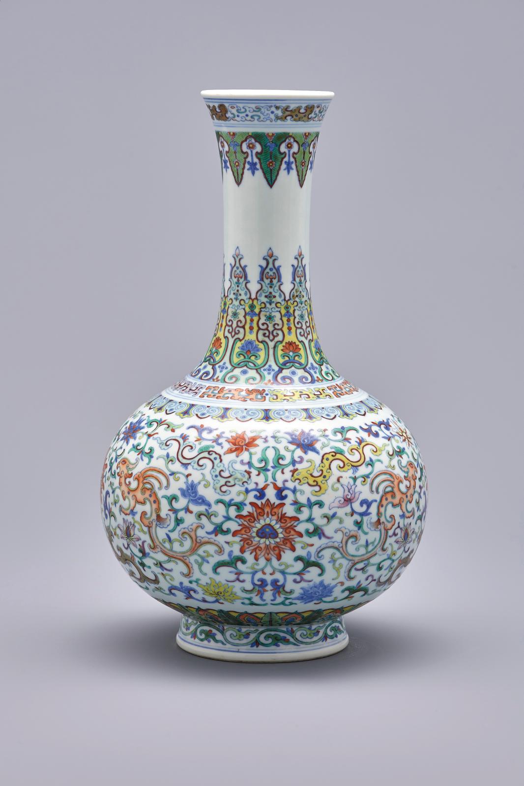 Un rare vase Qianlong en porcelaine doucai