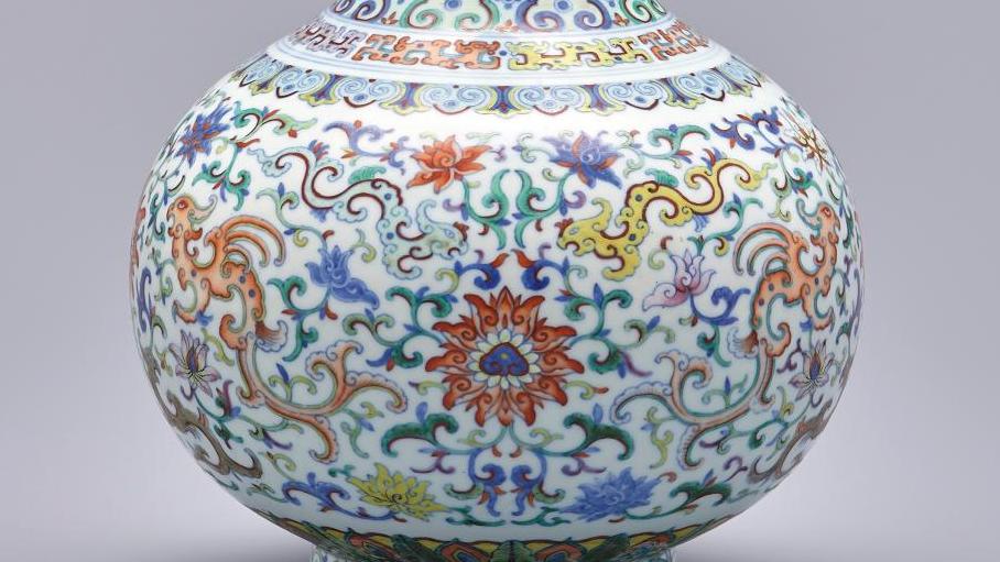 Chine, époque Qianlong (1736-1795). Vase « shangping » en porcelaine doucai, marque... Un rare vase Qianlong en porcelaine doucai