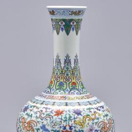 Un rare vase Qianlong en porcelaine doucai