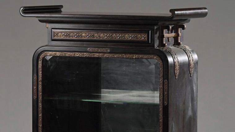 Édouard Lièvre (1828-1886), meuble d’entre-deux formant vitrine en bois de palissandre... Édouard Lièvre entre Chine et Japon
