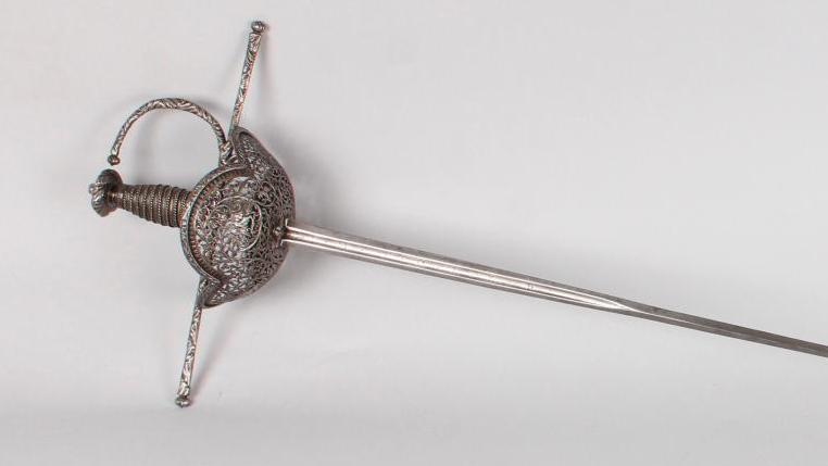 XVIIe siècle. Taza à coquille ajourée, fer forgé, lame à gouttière marquée « Tomas... Duel entre une dague  et une rapière du XVIIe siècle