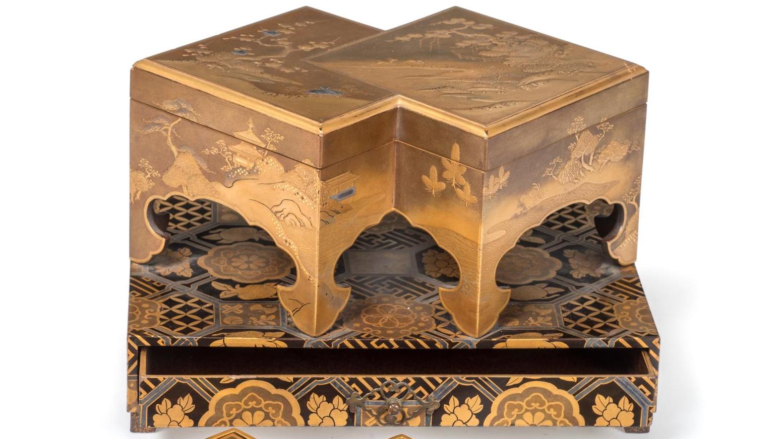 Époque d’Edo, XVIIIe siècle. Nécessaire pour le jeu de l’encens, bois laqué, décor... L’esthétique kazari, l’ornement japonais
