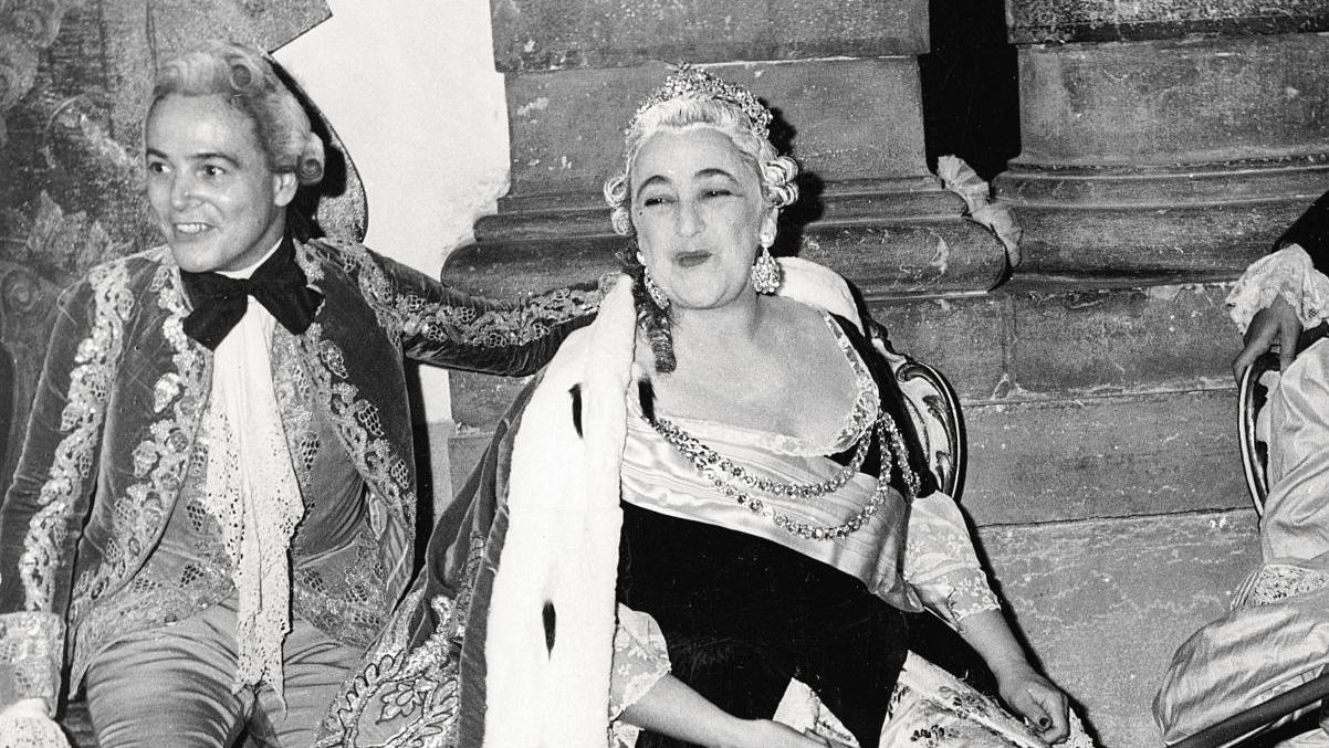 Au bal de Beistegui, Oliver Messel, décorateur, aux côtés d’Elizabeth Chavchavadze,... Princesse Elizabeth Chavchavadze, ou l’art de dépenser