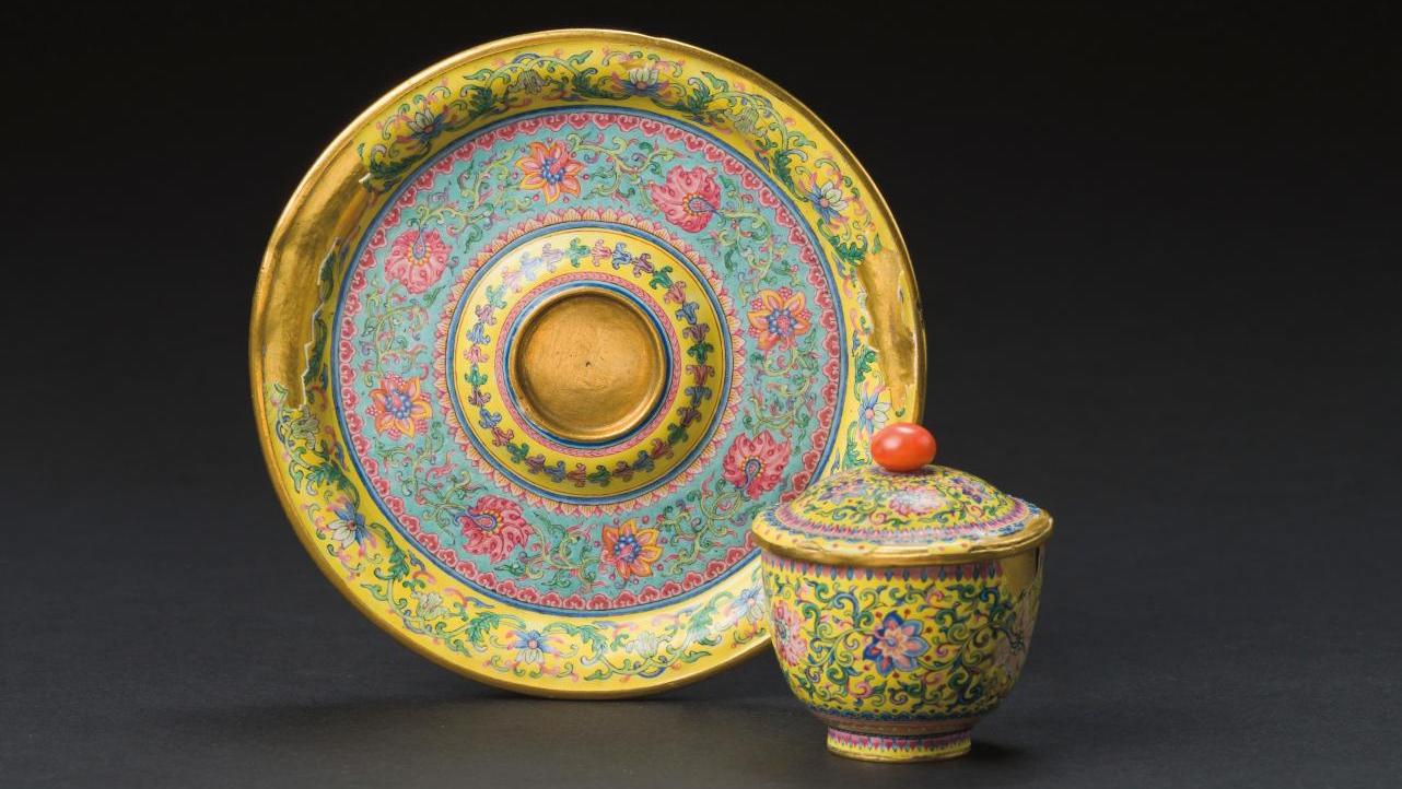 Chine, époque Yongzheng (1723-1735). Sorbet couvert et sa soucoupe en or, décor en... Un sorbet émaillé venu de Chine 