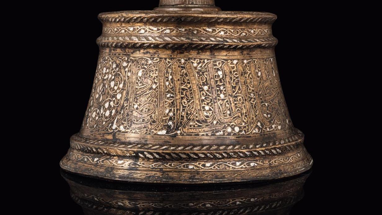 Égypte mamelouke, fin du XIIIe-début du XIVe siècle. Chandelier en laiton incisé... Le souffle d’Orient porté par un chandelier mamelouke 