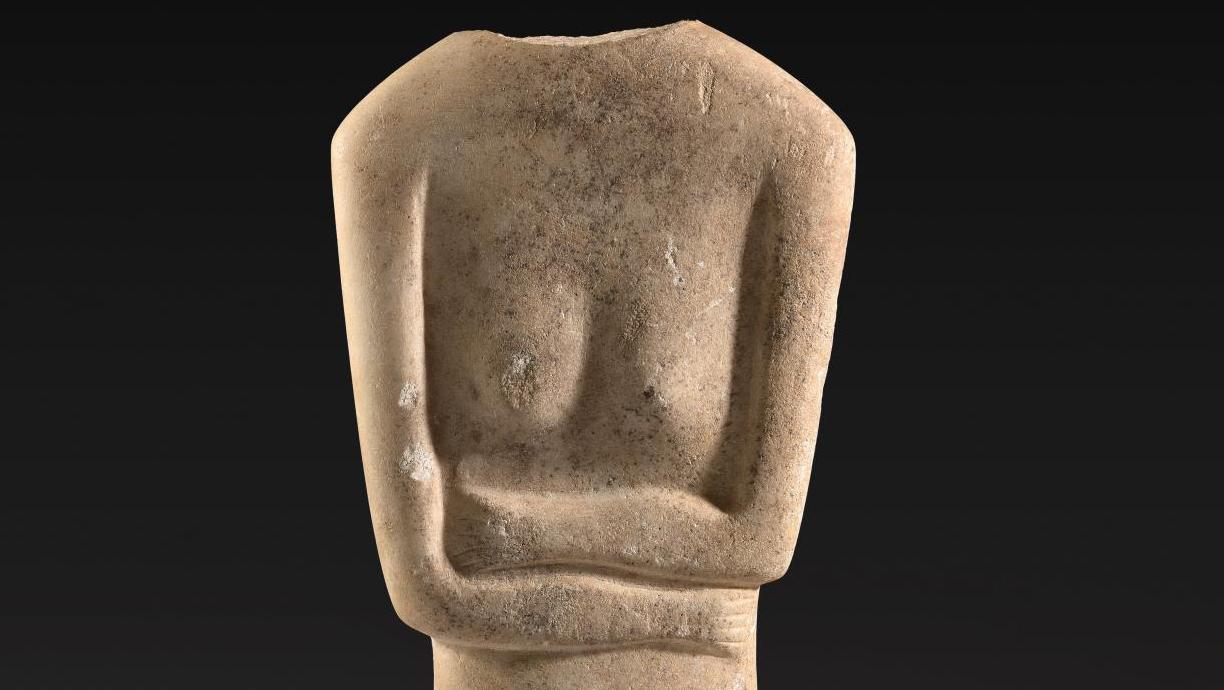 Grèce, Cyclades, âge du bronze (2200-800 av. J-C.). Buste acéphale d’idole croisant... Un marbre grec de l’âge du bronze