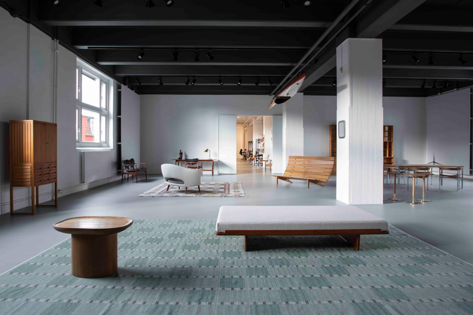 La galerie Dansk Møbelkunst, à Copenhague, comprend un showroom, un atelier de restauration de meubles ainsi que des archives consacrées aux designers